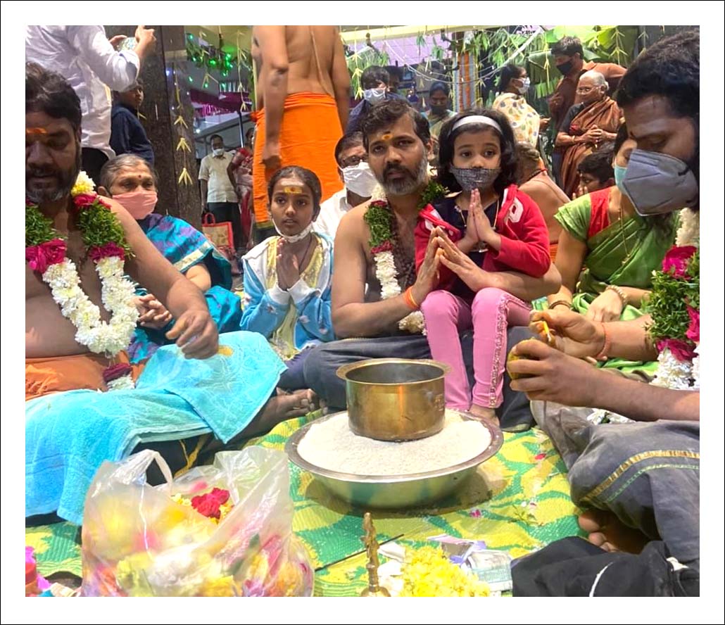 ఇరుముడితో శ‌బ‌రికి బ‌య‌ల్దేరిన కౌన్సిలర్