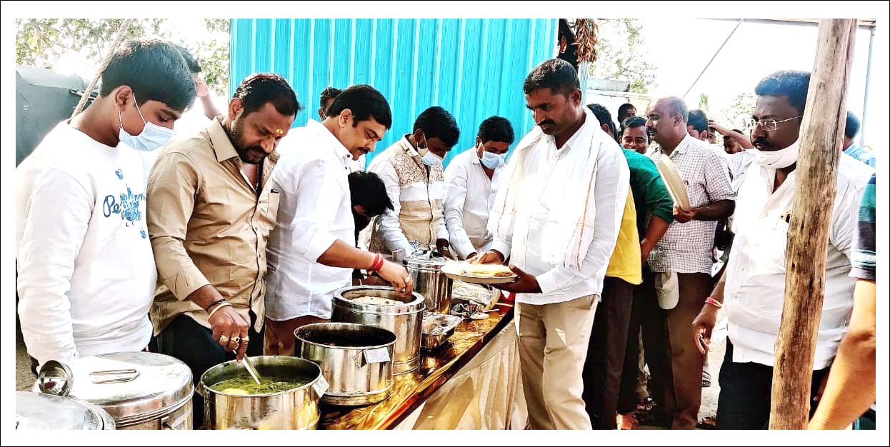 పాదయాత్ర భక్తులకు అన్నదానం