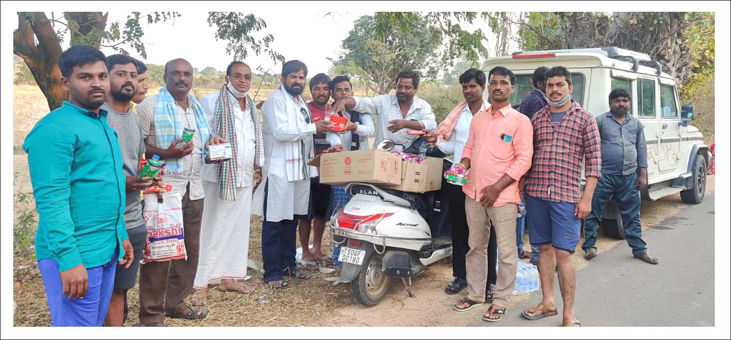 పాదయాత్ర భ‌క్తుల‌కు మెడిక‌ల్ కిట్ల పంపిణీ