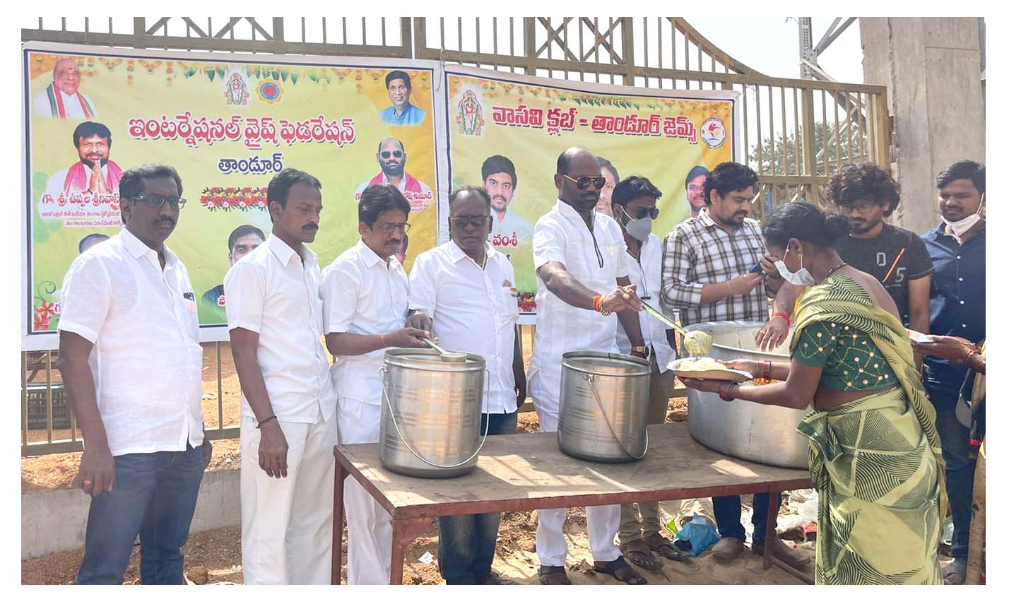 ఆసుప‌త్రిలో అన్న‌దానం, పండ్ల పంపిణీ