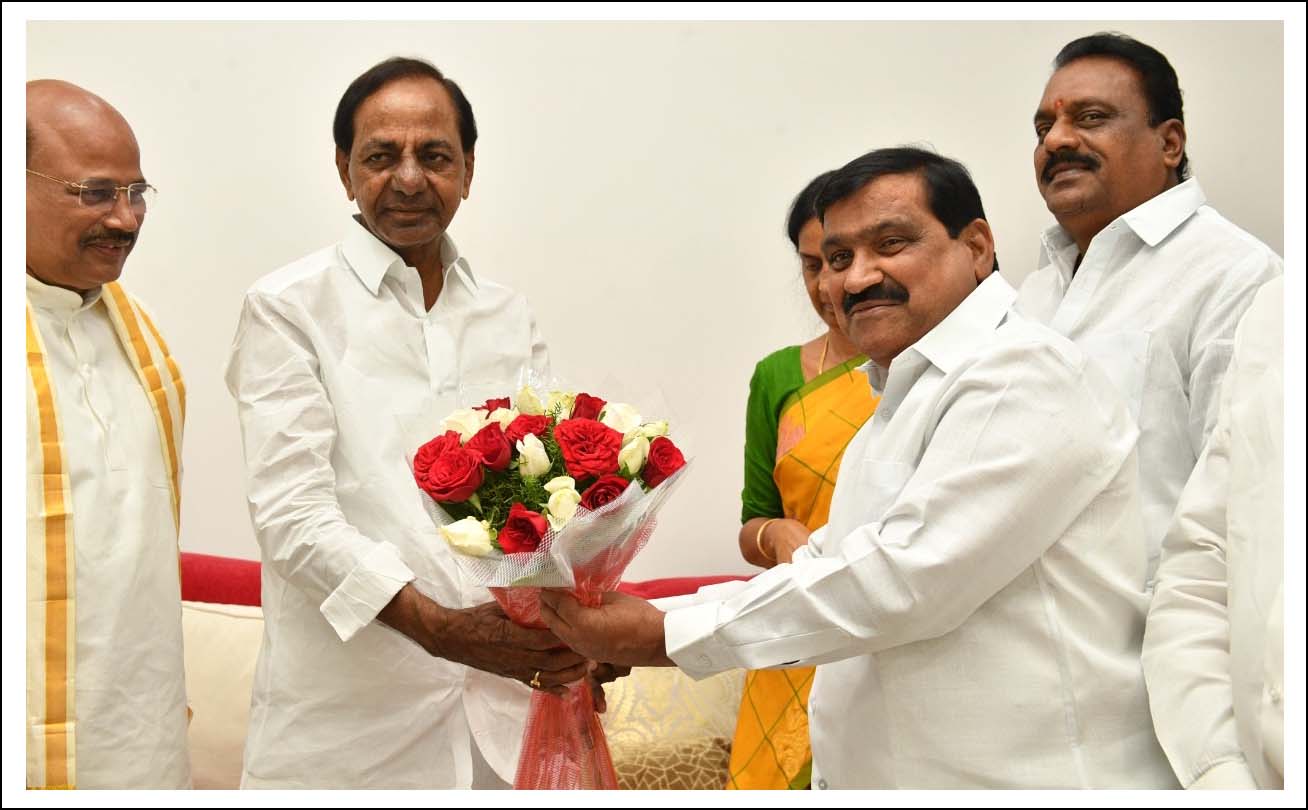 అభివృద్ధి, సంక్షేమాన్ని ప్ర‌జ‌ల‌కు చేరువ‌చేయండి