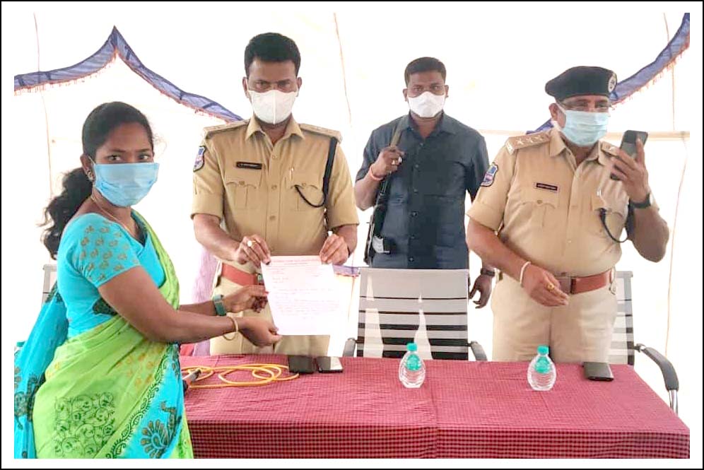 మహిళ పోలీస్టేషన్ ఏర్పాటుకు చొర‌వ చూపండి