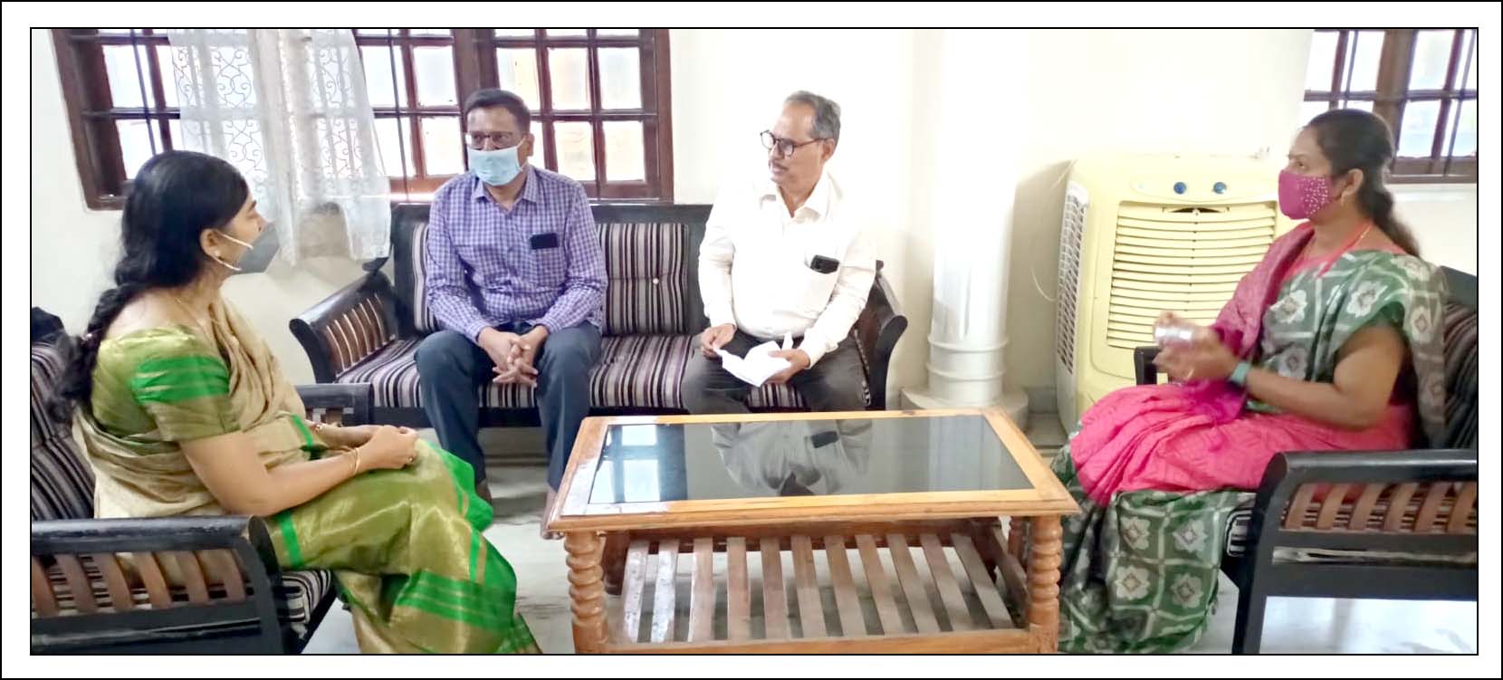 మాన‌వత్వంతో సేవ‌లందించండి