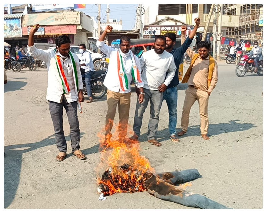 కేసీఆర్ రాజ్యాంగాన్ని అవమానించడం సిగ్గుచేటు