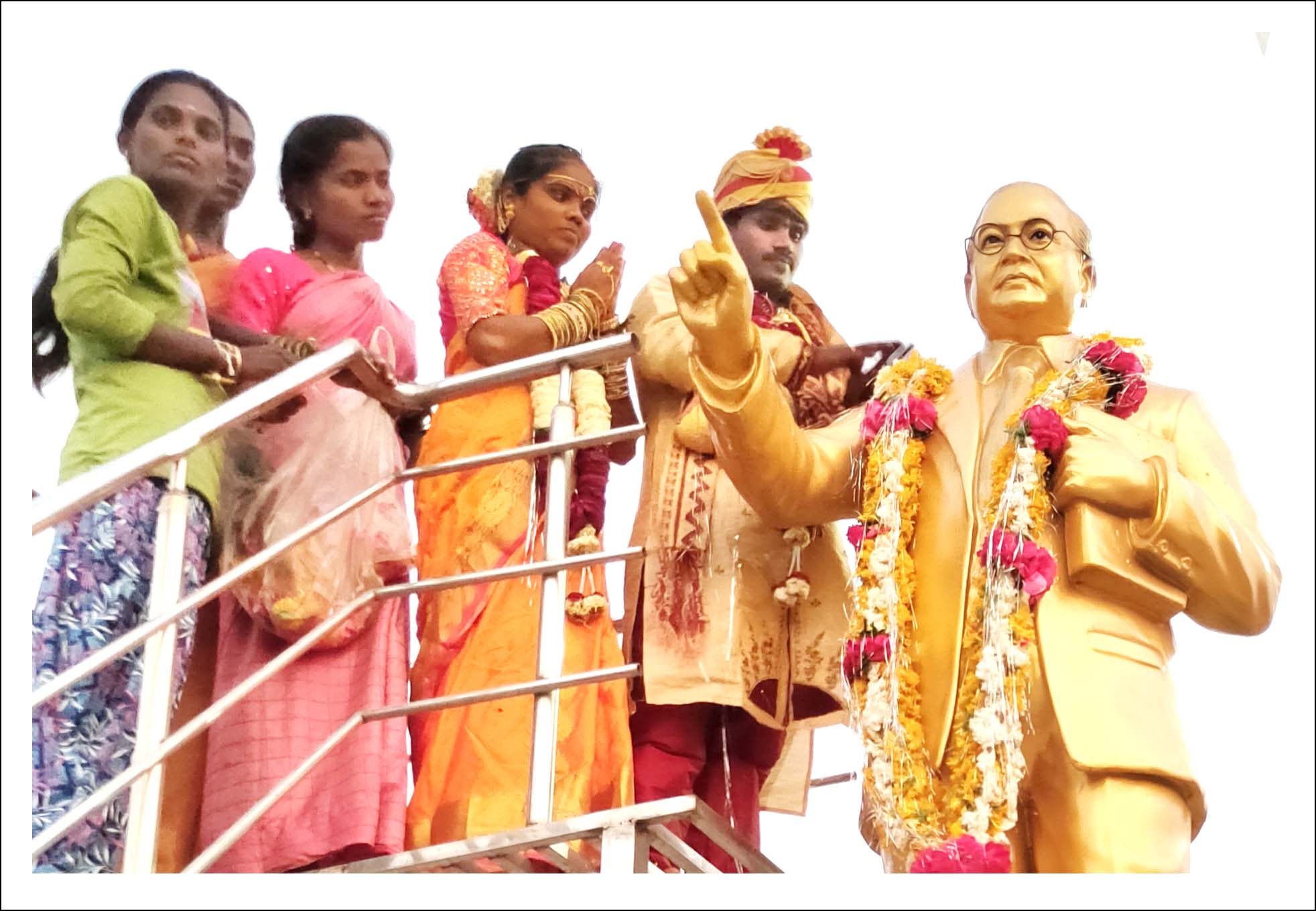 అంబేద్కర్ ఆశీస్సులు తీసుకున్న నవదంపతులు