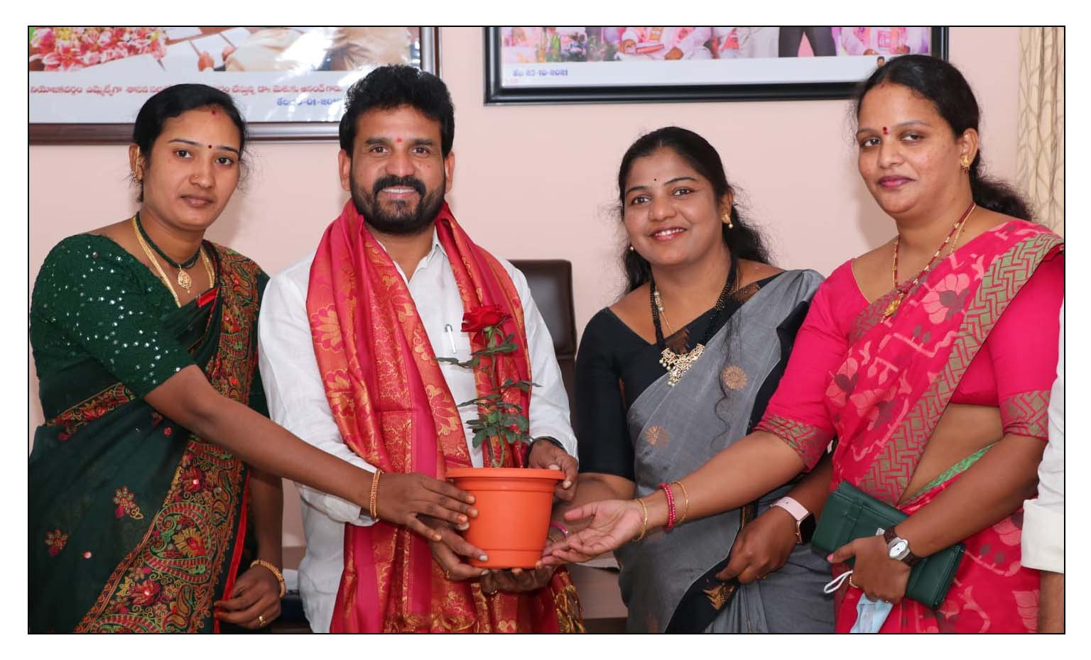 ఎమ్మెల్యే డా. మెతుకు ఆనంద్‌కు శుభాకాంక్ష‌లు తెలిపిన ప‌ట్లోళ్ల దీపా న‌ర్సింలు
