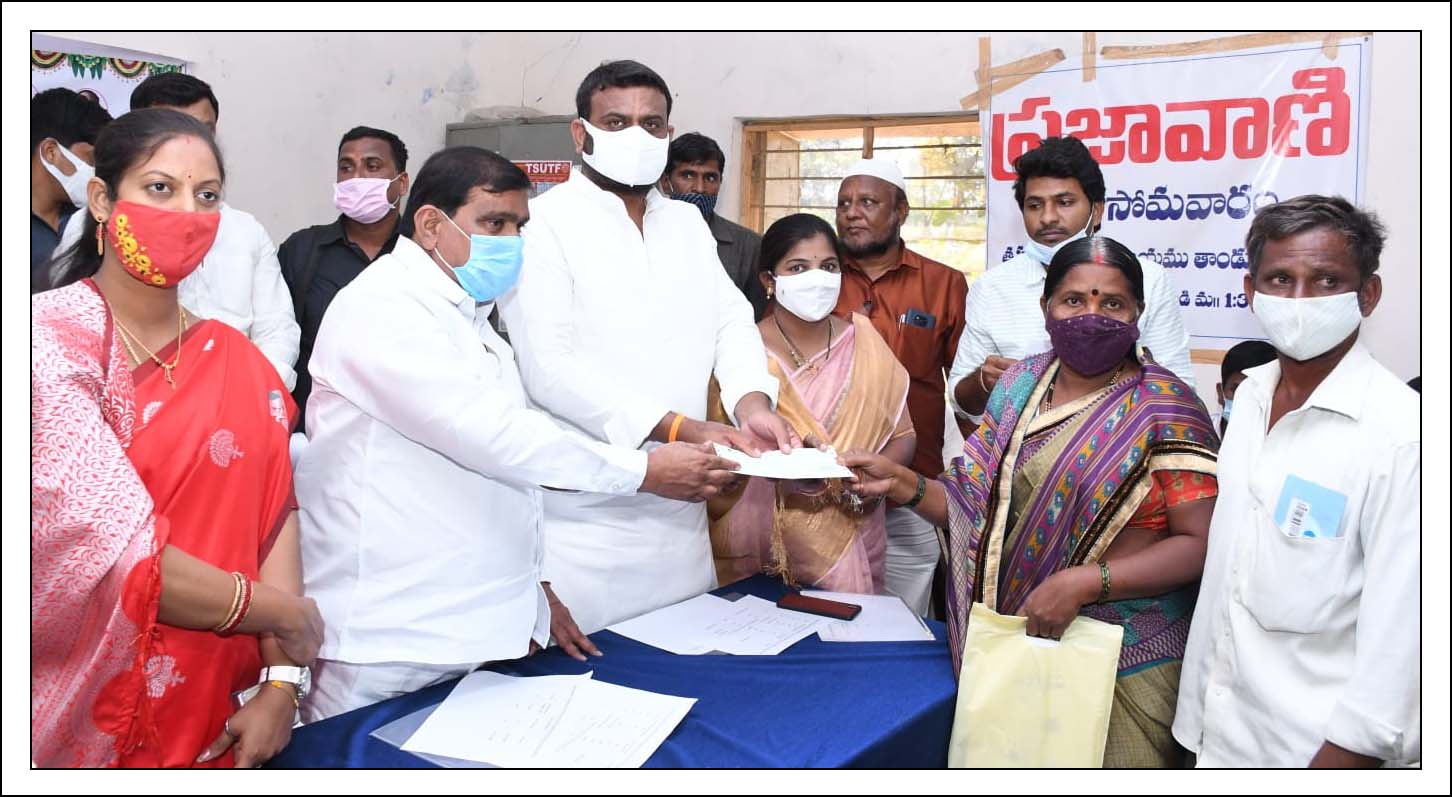 చెక్కుల పంపిణీ దేశానికే ఆద‌ర్శం