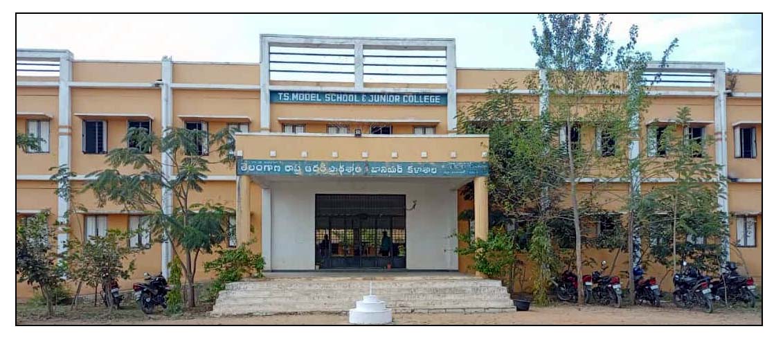 మోడ‌ల్ స్కూళ్లో ప్ర‌వేశాల‌కు ఆహ్వానం