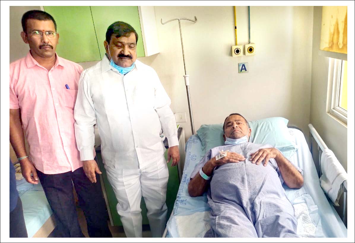 గాజీపూర్ నారాయణ రెడ్డిని పరామర్శించిన ఎమ్మెల్సీ మహేందర్ రెడ్డి