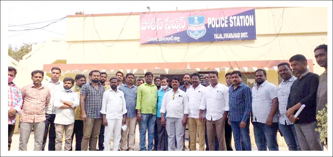 విధులకు వెళుతున్న ఉపాధ్యాయుడిపై దాడి