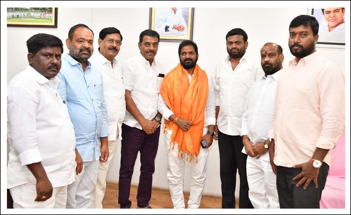 మంత్రి గారు.. విగ్ర‌హావిష్క‌ర‌ణ‌కు రండి