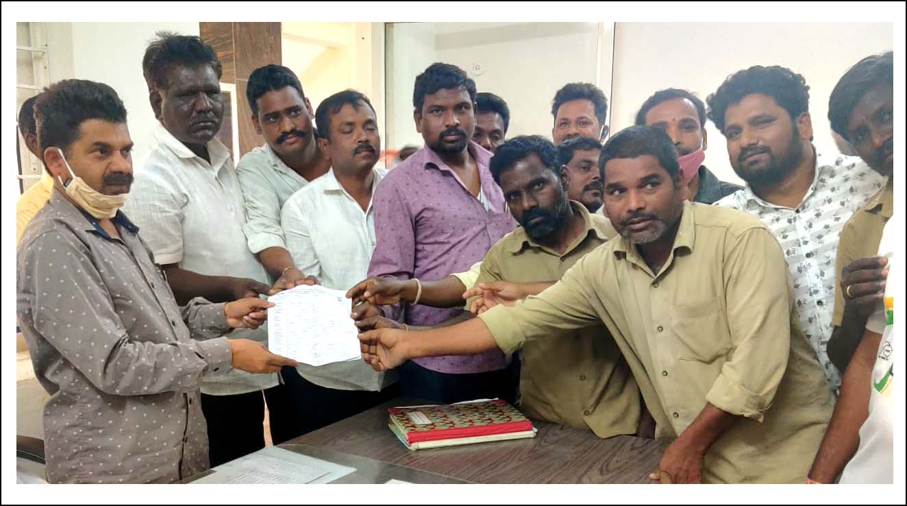 బ‌ల్దియాలో కార్మికుల వేత‌న కేక‌లు..!