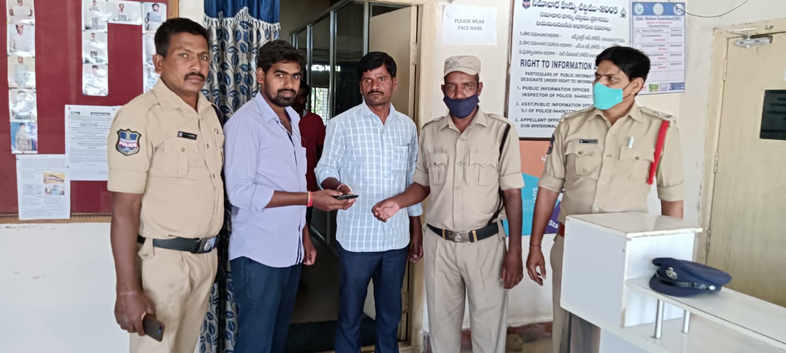 దొరికిన పర్సు పోలీసులకు అప్పగింత