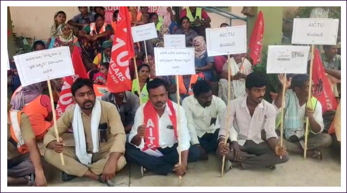 బ‌ల్దియా చైర్ ప‌ర్స‌న్‌పై కార్మికుల క‌న్నెర్ర‌