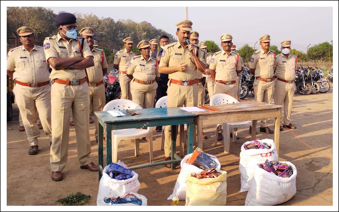 ప్ర‌జా రక్ష‌ణ పోలీసుల క‌ర్త‌వ్యం