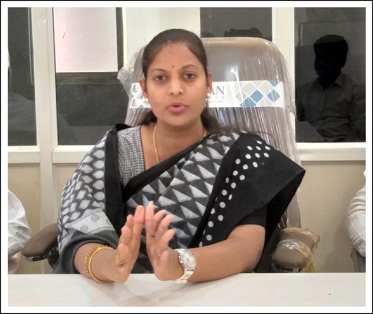 ప్ర‌తిప‌క్ష కౌన్సిల‌ర్ల‌పై పోలీసుల‌కు ఫిర్యాదు చేస్తా