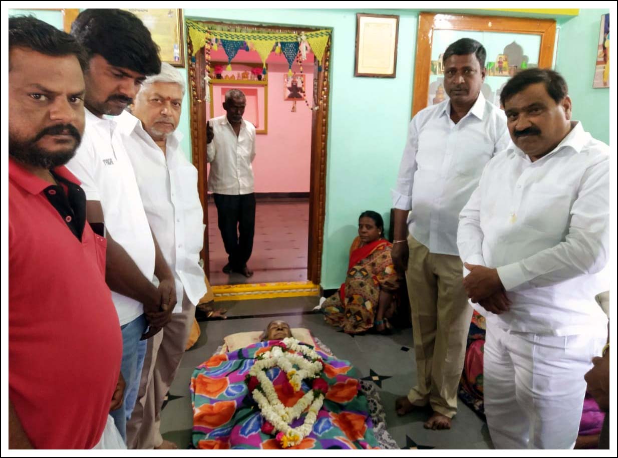 చెన్నారం మాజీ స‌ర్పంచ్‌ను ప‌రామ‌ర్శించిన ఎమ్మెల్సీ