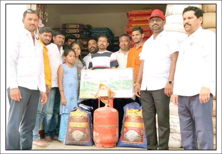 అర్చ‌కుడిని ఖుషీ చేసిన ప‌టేల్ కిర‌ణ్