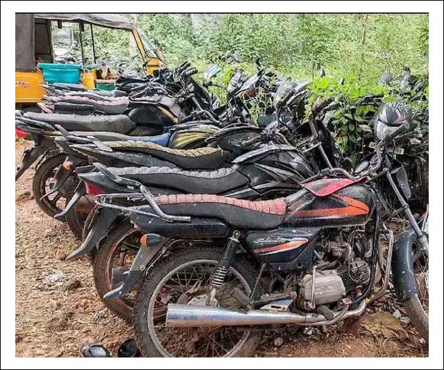 ఎక్సైజ్ ఆఫీసులో వాహనాల వేలం