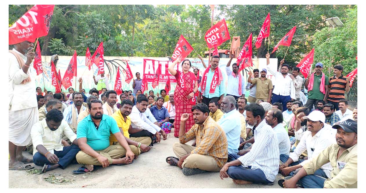 కార్మికుల క‌డుపు కొట్టొద్దు..!