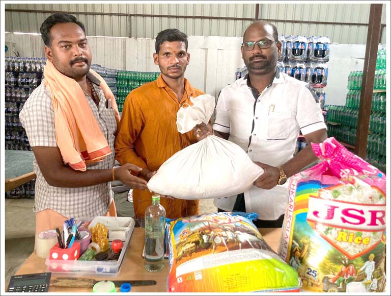 అర్చకుడిని ఆనంద‌ప‌ర్చిన రొంపల్లి సంతోష్ కుమార్