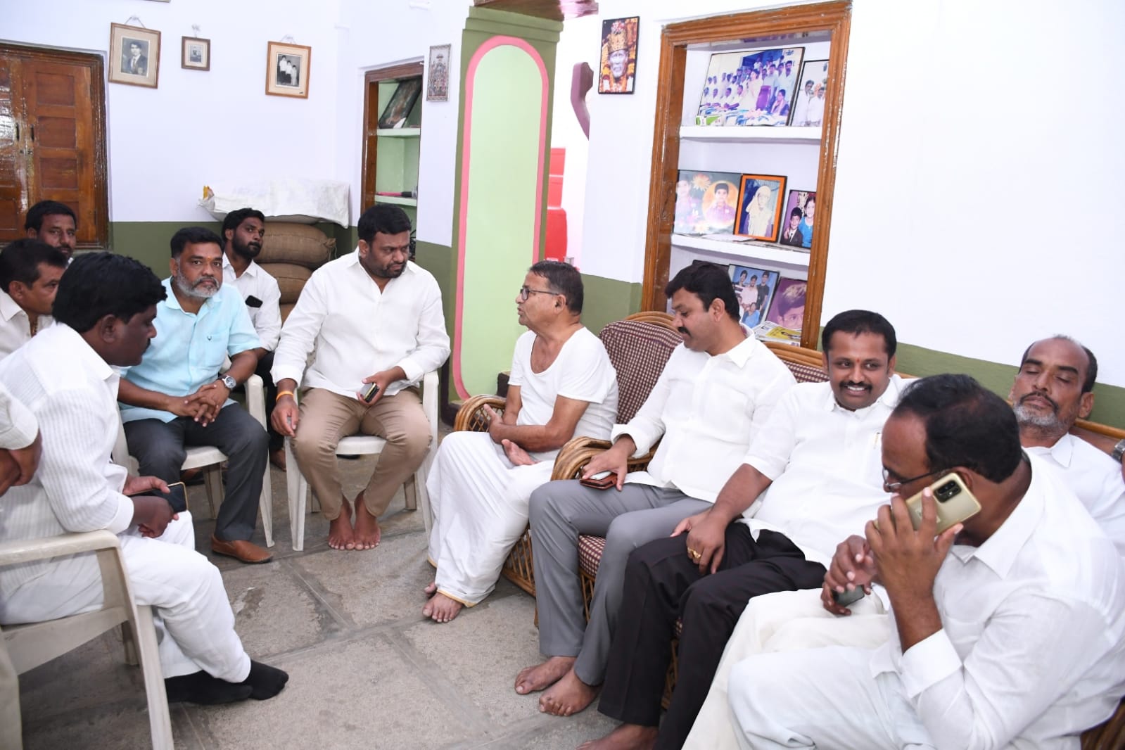 జీఎన్ఆర్‌ను ప‌రామ‌ర్శించిన‌ ఎమ్మెల్యే పైలెట్ రోహిత్ రెడ్డి