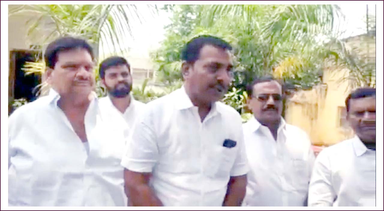 పాప‌న్న గౌడ్ విగ్ర‌హాన్ని పెట్టి తీరుతాం