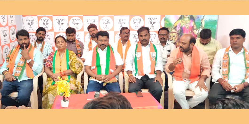 వర్గపోరులతో దొంగాటలు