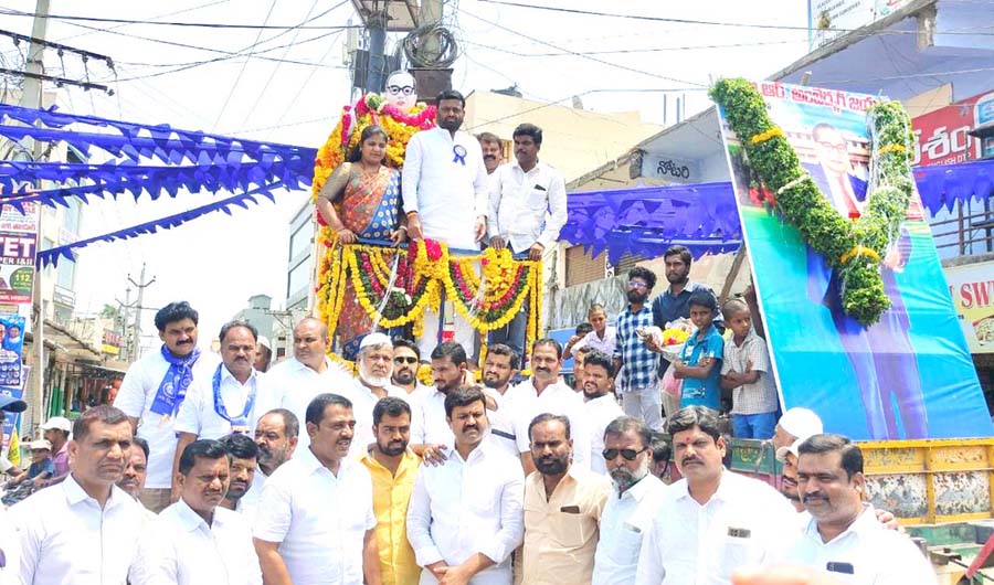 అంద‌రి ఆరాధ్యుడు అంబేద్క‌ర్..!