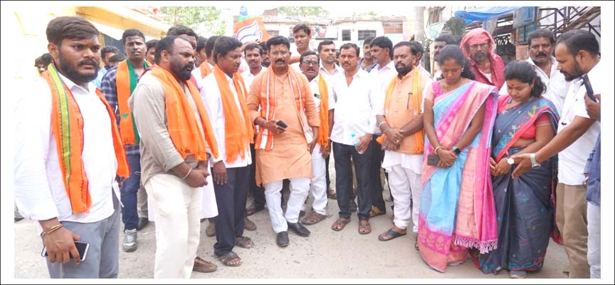 ప్రజాసంగ్రామ ముగింపు సభకు తరలిన కమలనాధులు