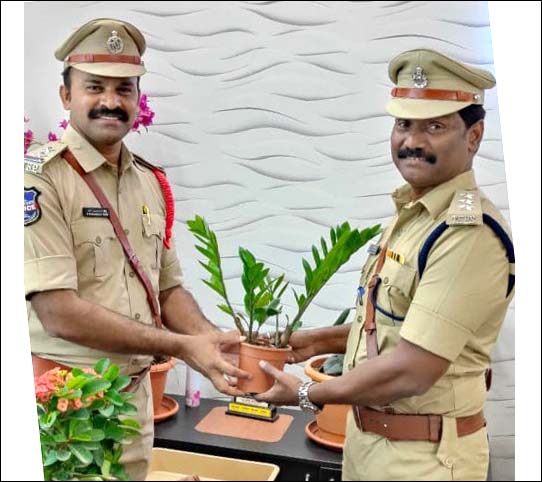 డీఎస్పీ శేఖర్ గౌడ్‌ను కలిసిన కరణ్ కోట్ ఎస్ఐ మధుసూధన్ రెడ్డి