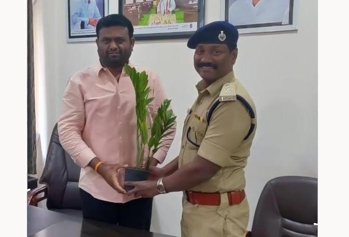 ఎమ్మెల్యే రోహిత్ రెడ్డితో డీఎస్పీ శేఖ‌ర్ గౌడ్ భేటీ
