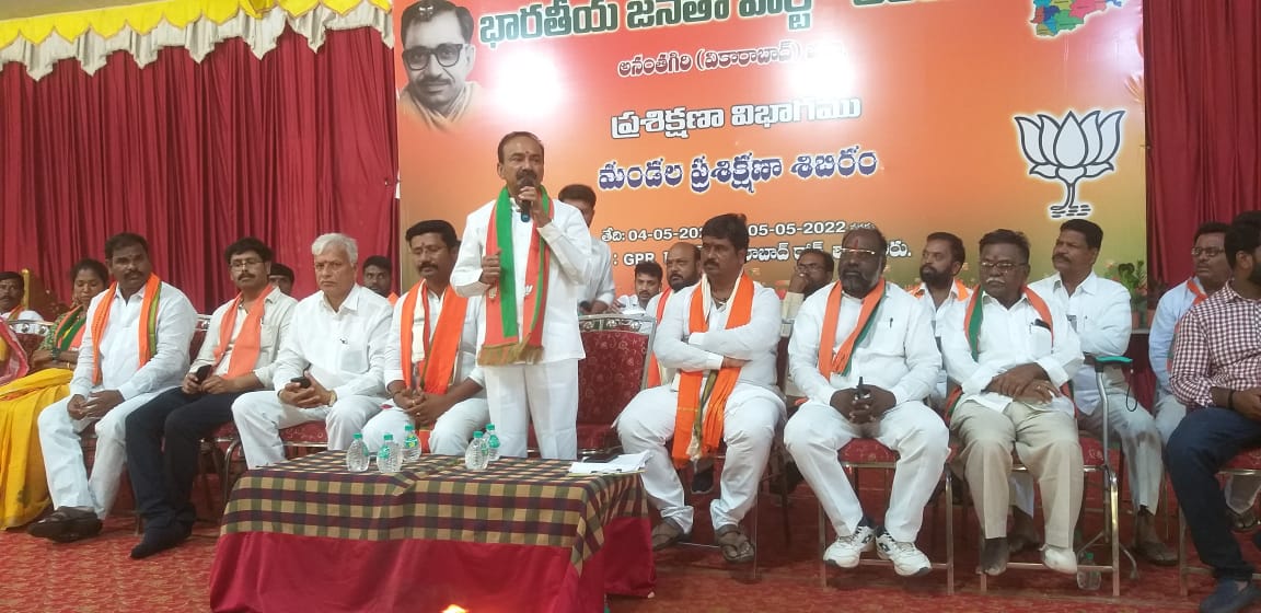 తెలంగాణ ప‌ట్టిన చీడ కేసీఆర్‌