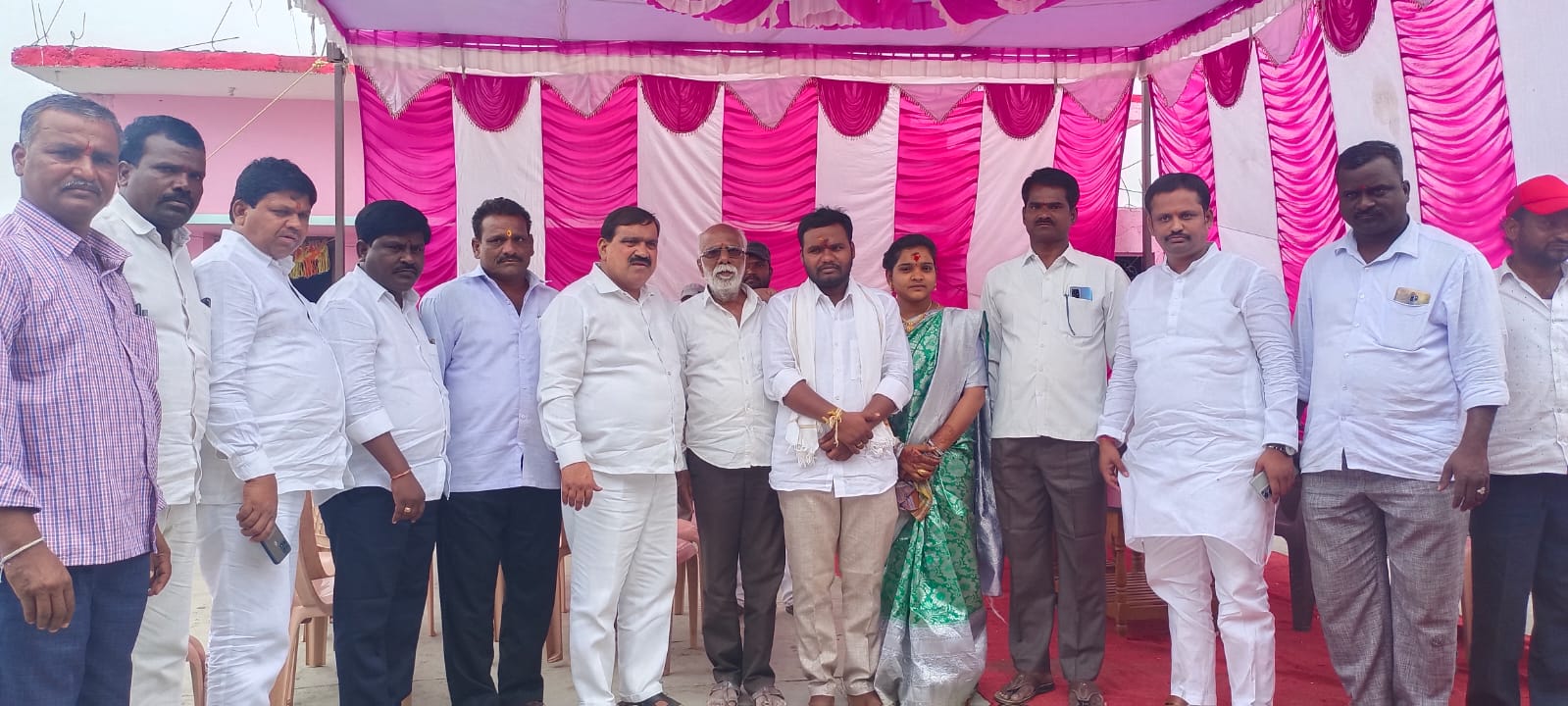 కొత్త జంట‌ను ఆశీర్వ‌దించిన ఎమ్మెల్సీ మ‌హేంద‌ర్ రెడ్డి