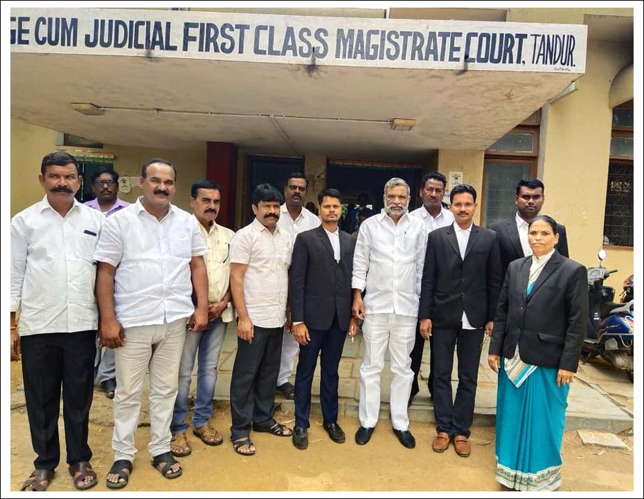 తాండూరు కోర్టుకు ఎమ్మెల్యే తండ్రి, బాబాయ్