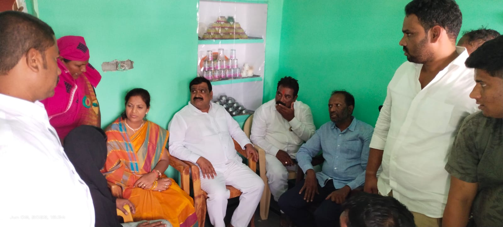 ఫ్లెక్సీ ద‌గ్దం బాధితుల‌కు ప‌రామ‌ర్శ‌