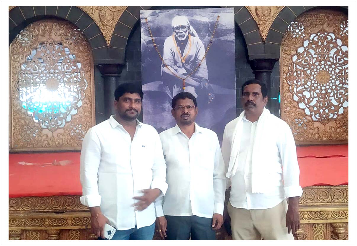 షిర్డీ సాయినాథున్ని సన్నిధిలో సీనియర్ జర్నలిస్ట్, వ్యాపారులు