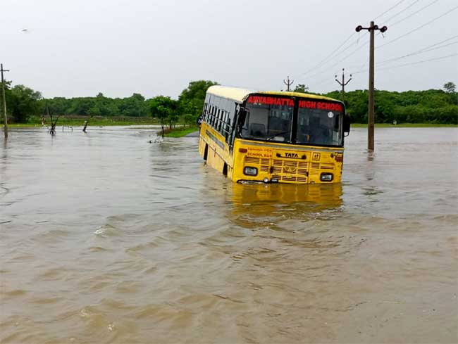 వ‌ర‌ధ ప్ర‌వాహంలో ప్రైవేటు స్కూల్ బ‌స్సు