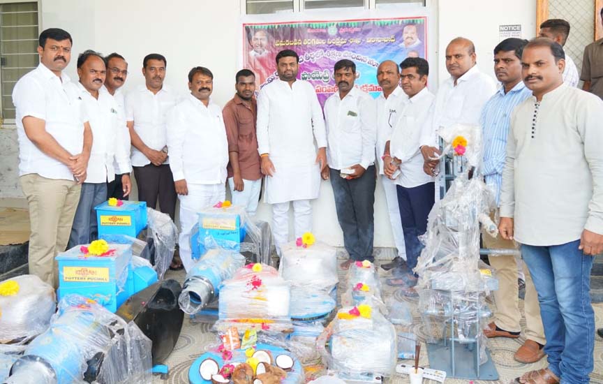 కుల వృత్తుల అభ్యున్నతికి పెద్దపీట