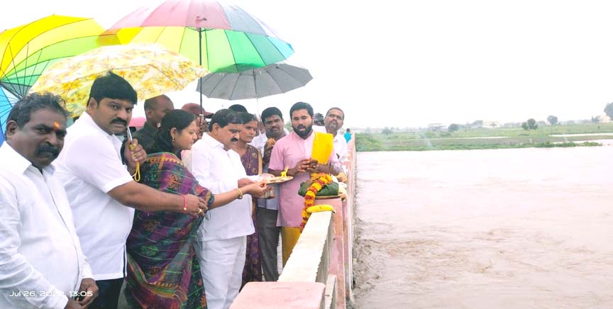 కాగ్న‌న‌దిలో గంగ‌మ్మ ప‌ర‌వ‌ళ్లు