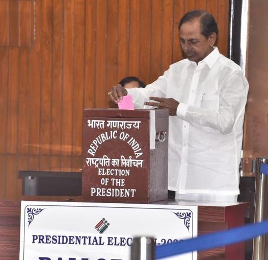 రాష్ట్ర‌ప‌తి ఎన్నిక‌ల్లో ఓటు వేసిన సీఎం కేసీఆర్