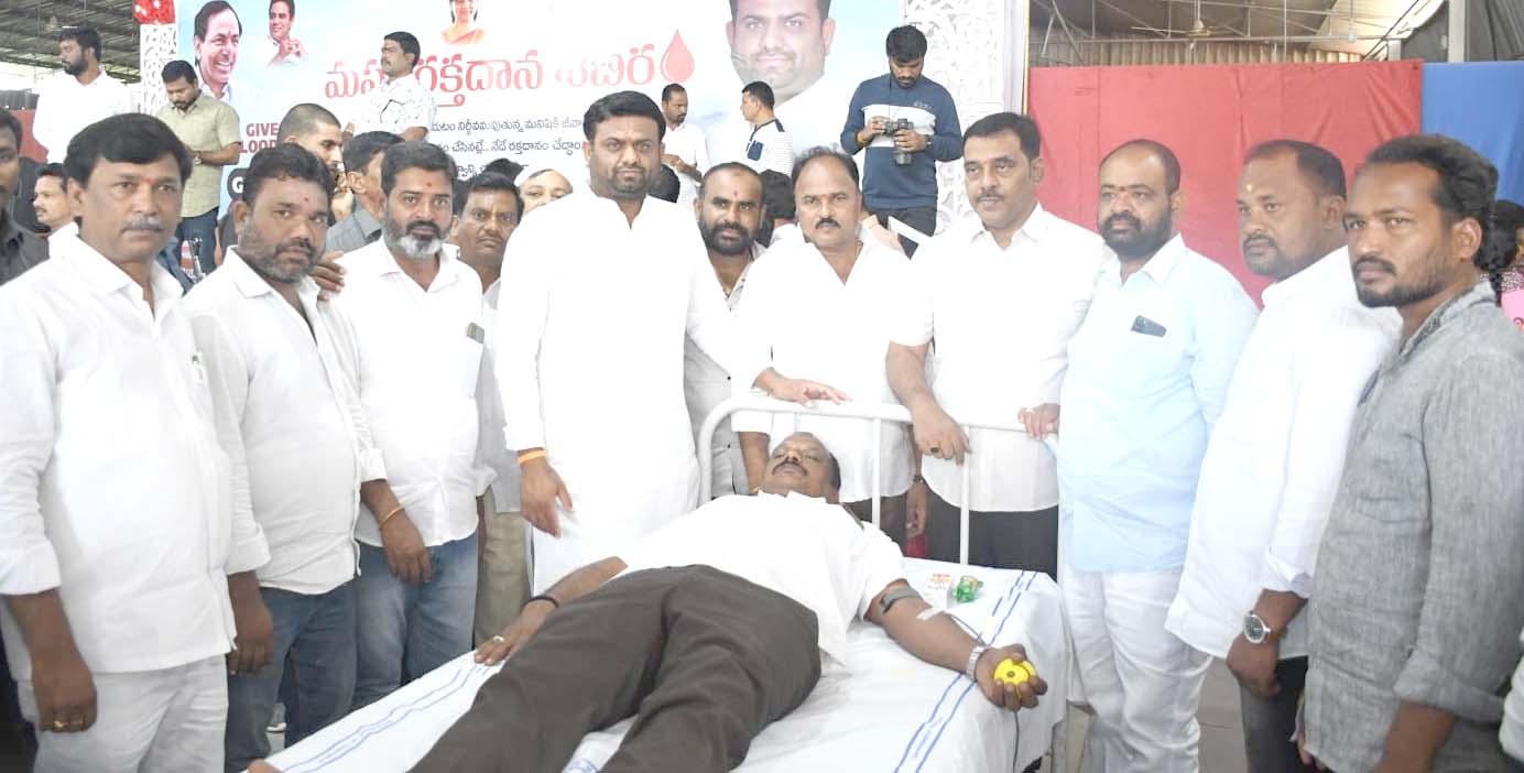 రక్త‌దాత‌లు దేవుళ్లే..!