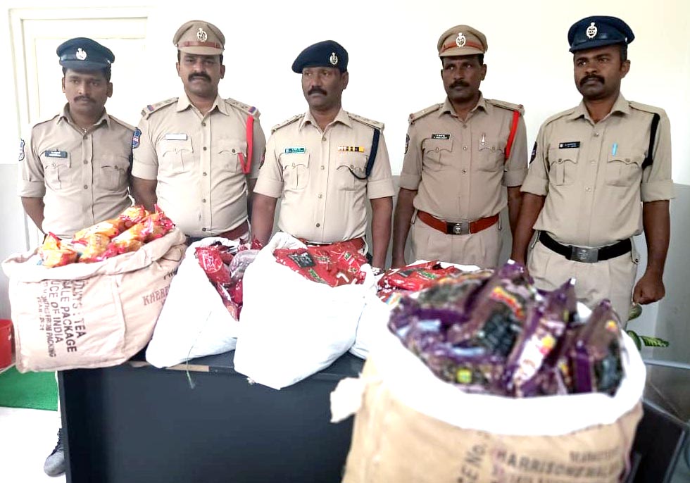 చెక్‌పోస్టు త‌నిఖీలో గుట్కా గుట్టు ర‌ట్టు