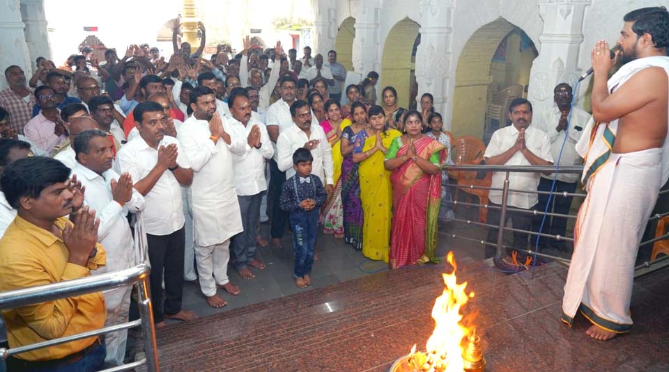 నగరేశ్వరాలయంలో ఎమ్మెల్యే రోహిత్ రెడ్డి పూజలు