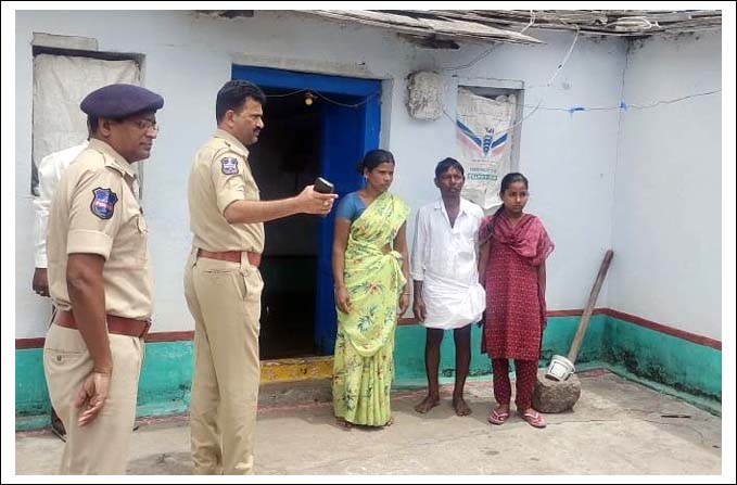 తుపాకీ దోపిడి దొంగ‌ల‌ను ప‌ట్టుకుంటాం