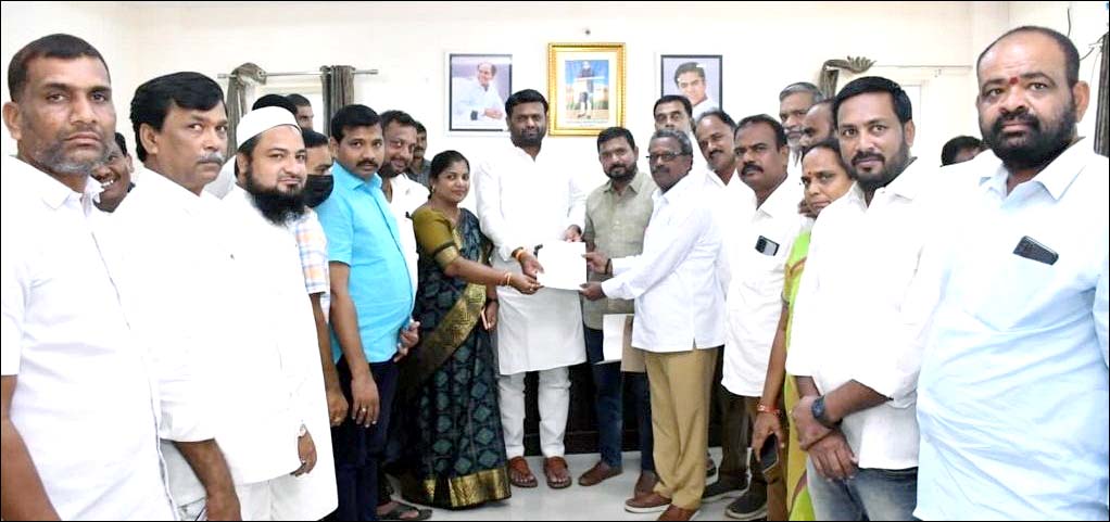 టీఆర్ఎస్ ప‌ట్ట‌ణ‌ నేత‌ల‌కు ప‌ద‌వులు