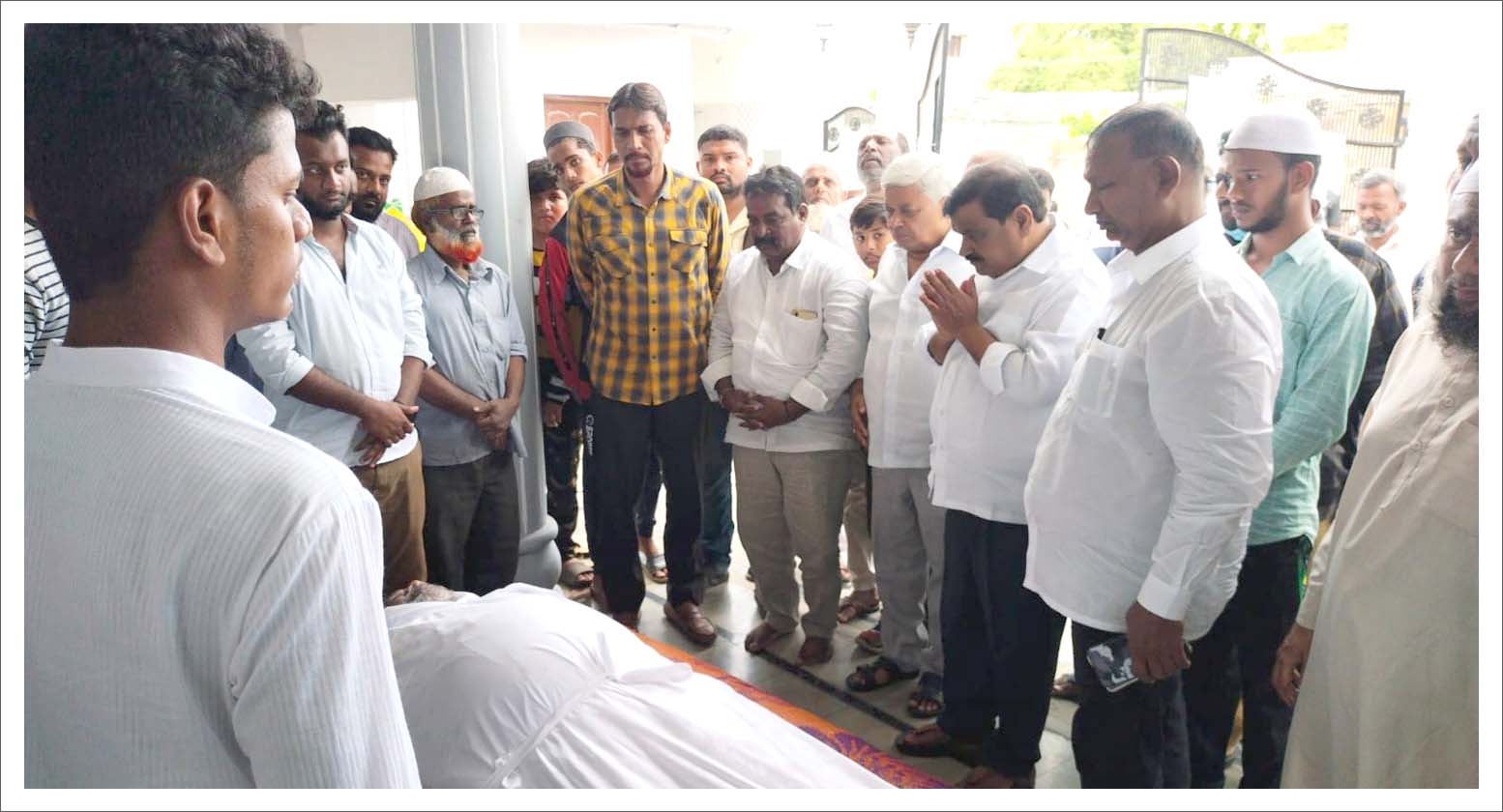 న‌యూంఖాన్ కుటుంబాన్ని ప‌రామ‌ర్శించిన ఎమ్మెల్సీ