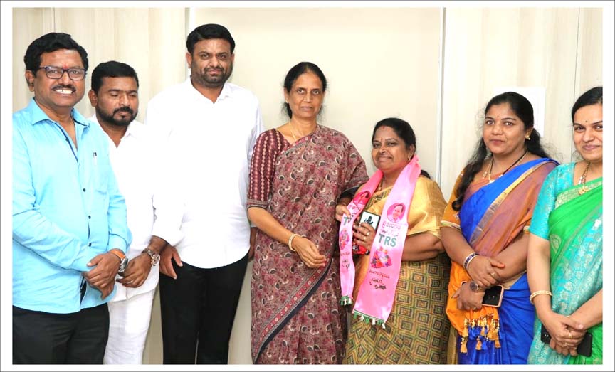 క‌మ‌లం వీడి కారెక్కిన కౌన్సిల‌ర్