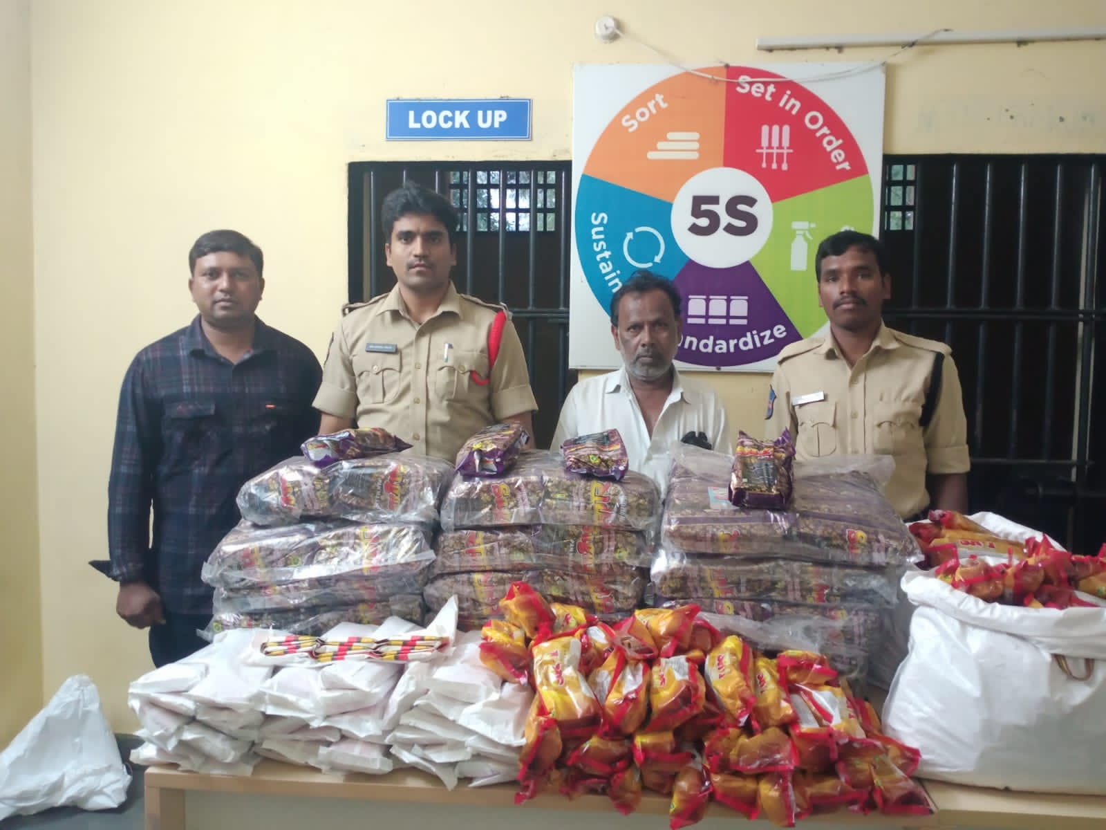 రూ. 35 వేల నిషేధిత గుట్కా ప్యాకెట్ల సీజ్