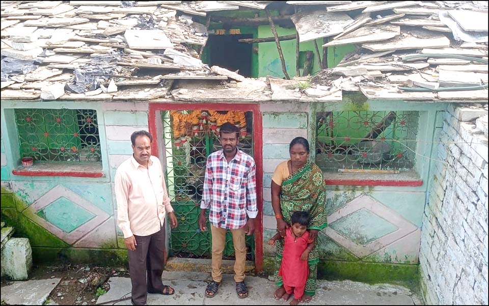 మల్కాపూర్ వ‌ర్షానికి కూలిన ఇళ్లు